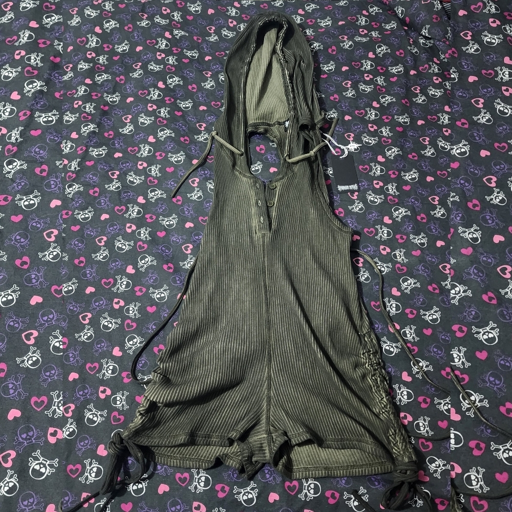 Darker wavs distortion hooded racerback ruched srunch romper brand new